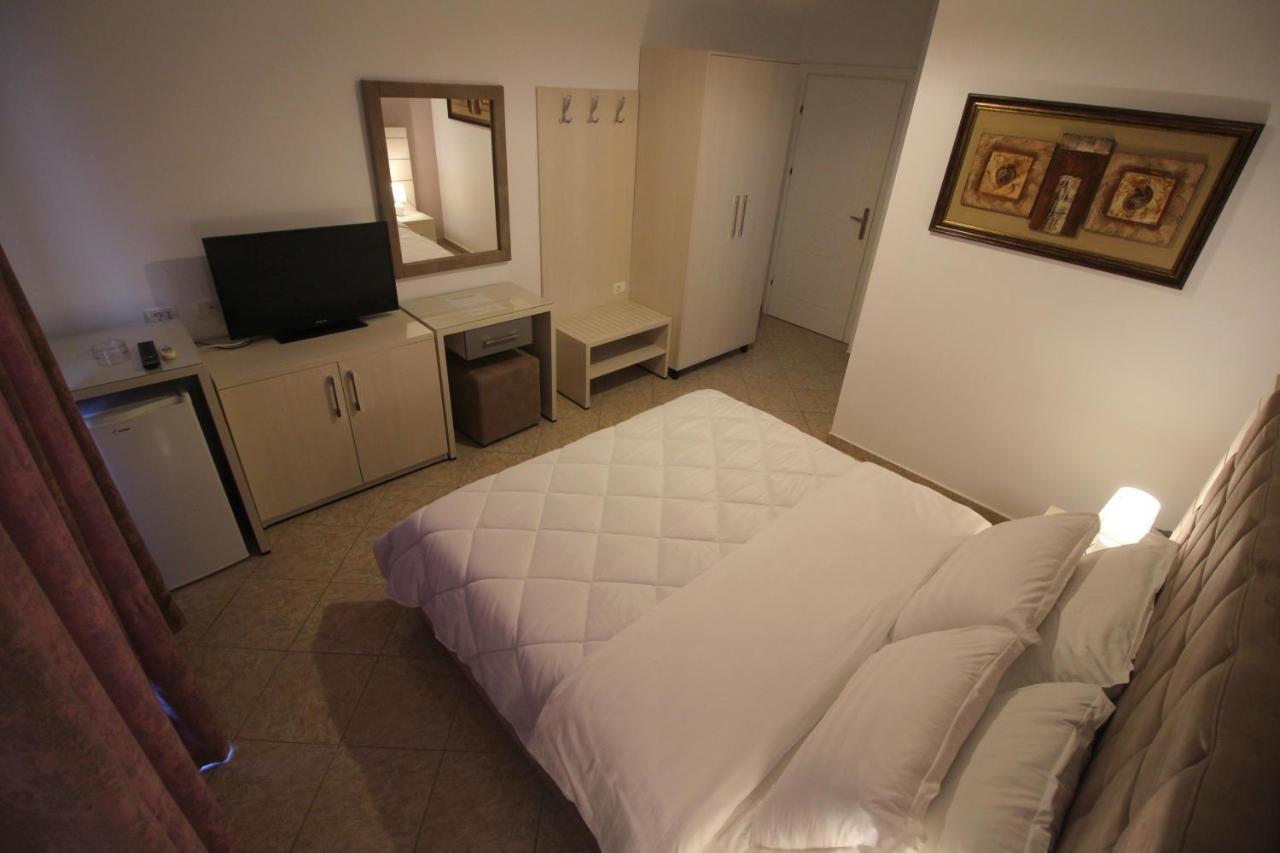 Julia Hotel Sarandë Exteriör bild