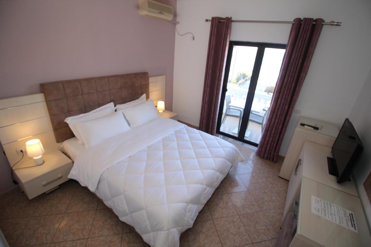 Julia Hotel Sarandë Exteriör bild
